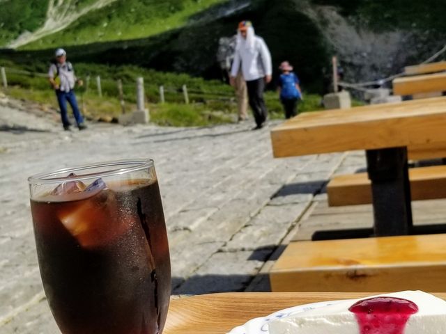 景色をバックに_みくりが池温泉