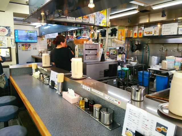 店内はカウンターが奥まであって座席は多いです。_らーめん涌井