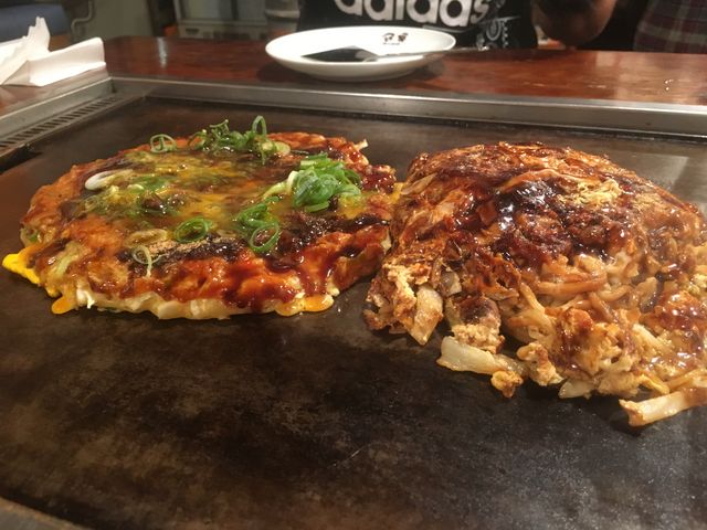 (左)すじ焼き(右)モダン焼き_お好み焼 きじ 梅田スカイビル店