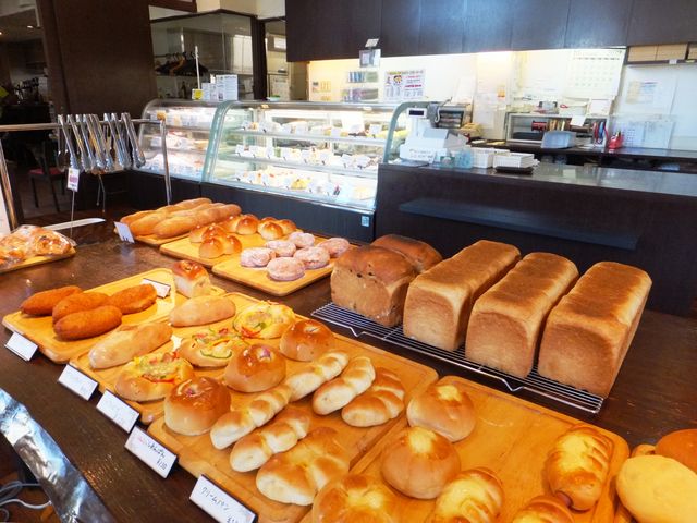 右ウィングのパン・ケーキ販売コーナー。こちらはお値打ち。_YAMAKAWA