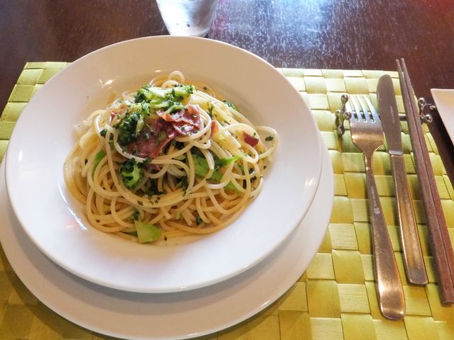 ランチコースの、ブロッコリーと生ハムが載ったペペロンチーノ。_YAMAKAWA