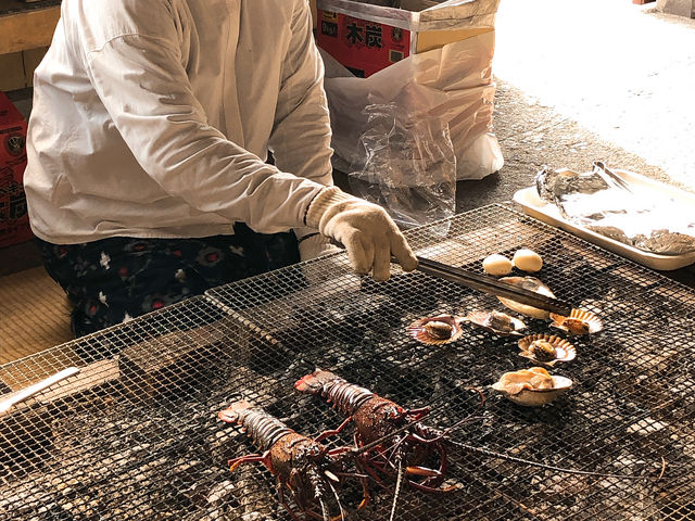 魚介を焼く海女さん_海女小屋 相差かまど