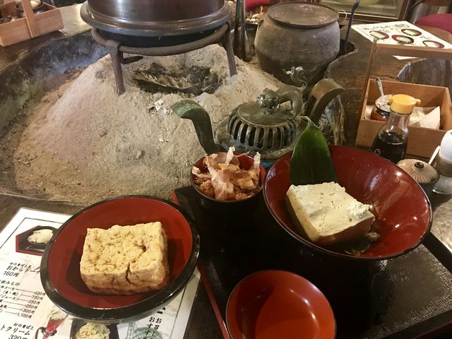 生姜や辛味噌、塩、醤油などお好みで食べれます。_玉梨豆腐茶屋