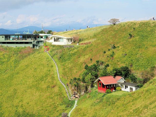 山頂売店と浅間神社_大室山(静岡県伊東市)