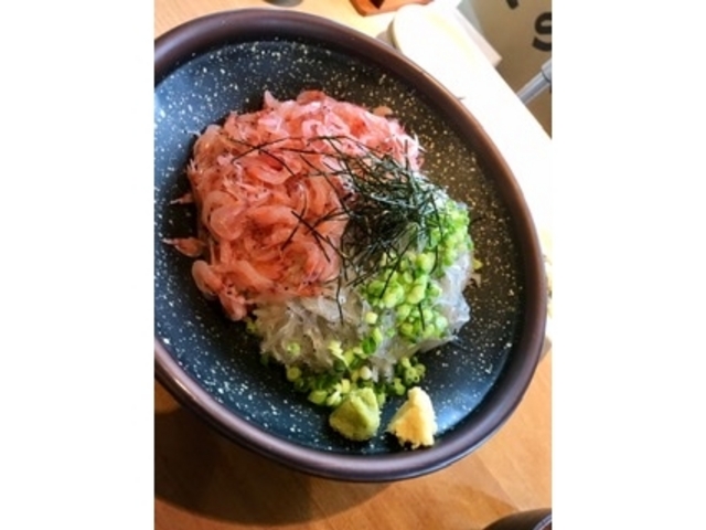 生サクラエビとシラス丼_魚問屋 千漁家