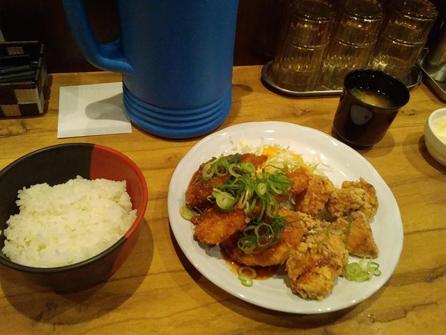 味噌カツ定食。定食には唐揚げが必ず付いてきます_煌楽