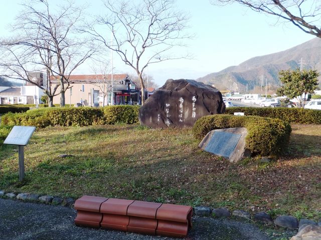 句碑の前が広いし、ベンチがあるのが特徴。_芭蕉句碑(南条SA下り)