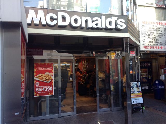 店頭_マクドナルドJR新宿南口店