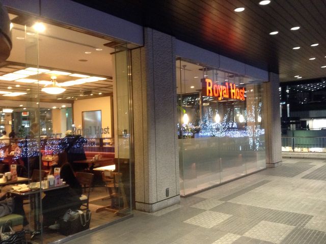 イルミネーションが映る店頭_ロイヤルホスト新宿三井ビル店