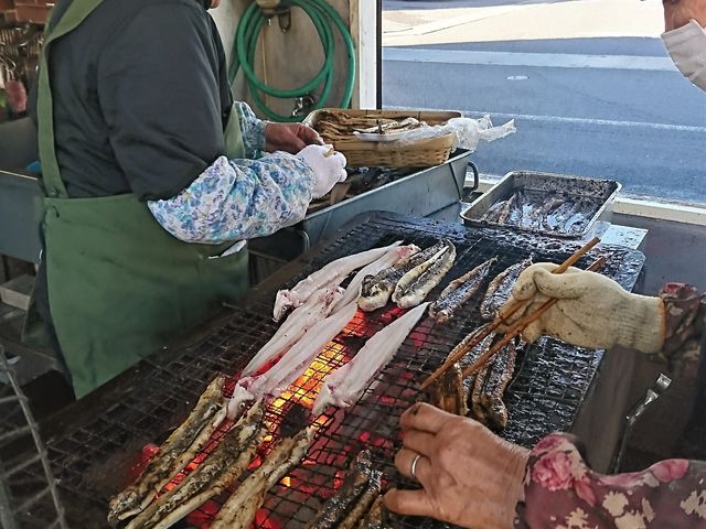 黙々と働くおばちゃん_魚増鮮魚店