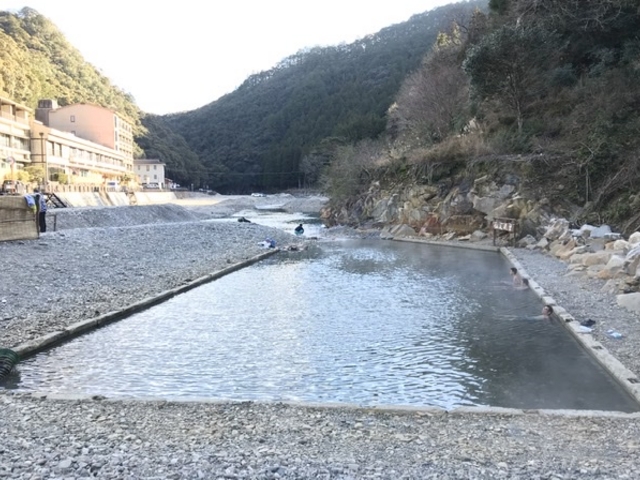 川のすぐ横にあります_仙人風呂