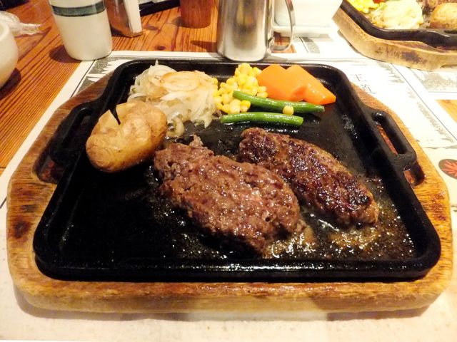 炭焼き俵ハンバーグのディナー仕様。_寛屋紀三井寺本店