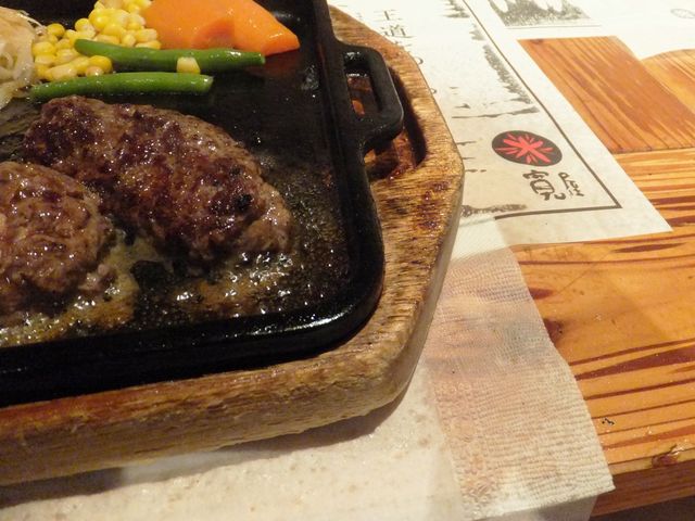 焼く時に飛び散る油でギトギト:マットが大きい理由がわかった。_寛屋紀三井寺本店
