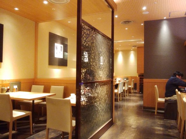 相変わらずの綺麗さ・明るさで、快適な空間です。_とんかつ和幸 八重洲地下街八重洲店
