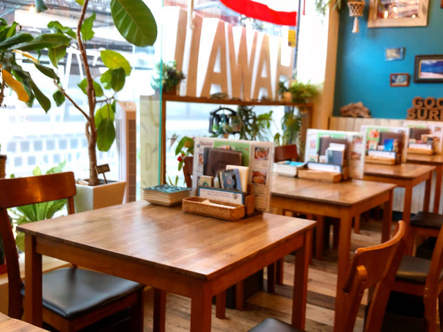 窓側2名様掛けテーブル席×5席あります!_GOOD LIFE SURF DINER グッド ライフ サーフ ダイナー