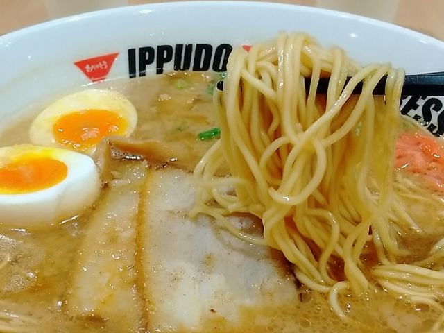 味玉豚骨醤油ラーメンの麺リフト_IPPUDO NOODLE EXPRESS