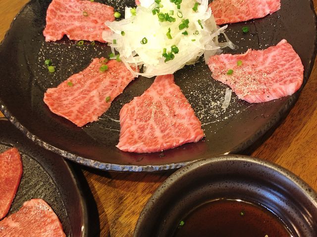 上:焼きしゃぶ
下:タン塩_石垣牛・炭火焼肉・やまもと