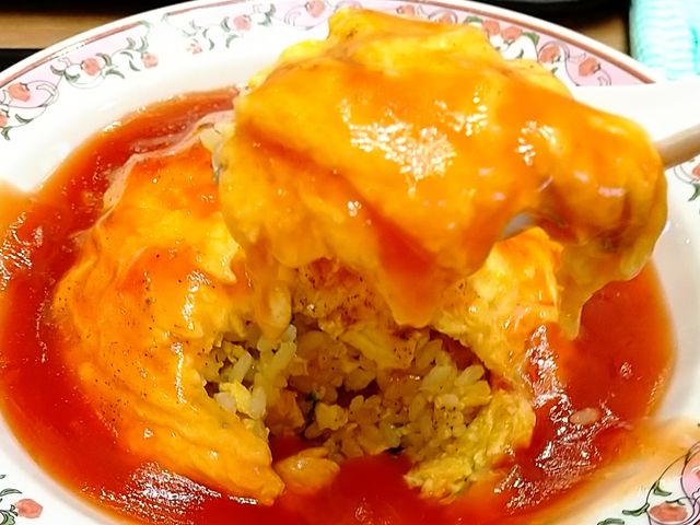 甘酢ソースの天津炒飯をレンゲでパクリ!_餃子の王将小牧店