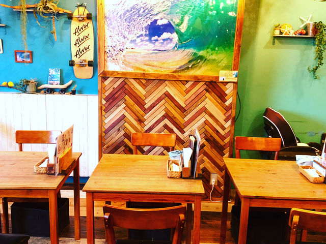 店内中央2名様掛けテーブル席×3席あります!_GOOD LIFE SURF DINER グッド ライフ サーフ ダイナー