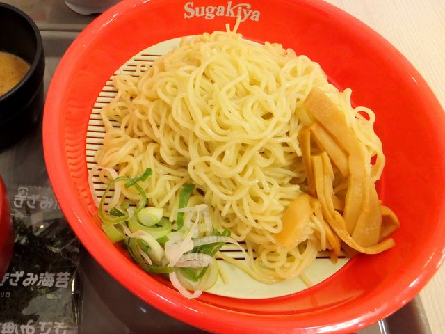 ひんやりして歯ごたえある冷やしラーメン。_スガキヤ伊勢バロー店