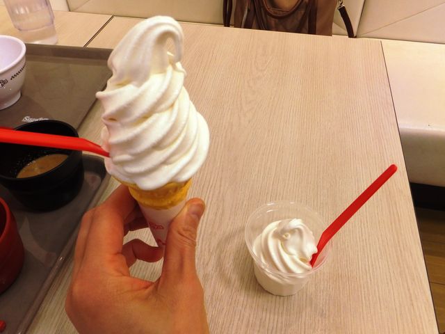 右側がセットメニューの「ミニソフト」、左側が単品メニューのソフトクリーム。_スガキヤ伊勢バロー店