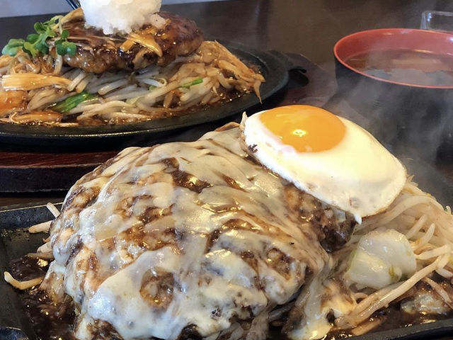 手前、ハンブルグハンバーグ300gに目玉焼きトッピング
奥 、和風きのこおろしハンバーグ_ナッツべリー