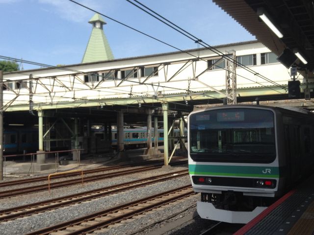 三本の線路と新幹線トンネルを連絡橋で渡り 乗換え_JR日暮里駅