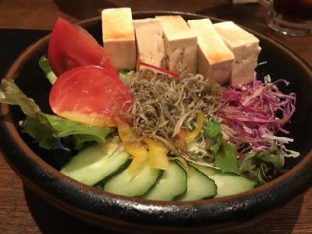 豆腐とじゃこのサラダ_居酒屋かかし