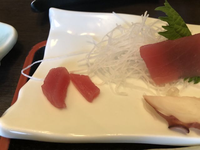 全員に入ってる、前は厚みある刺身だった_まるい家