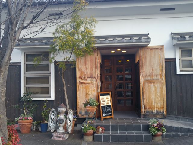 お店の横が駐車場です。コーヒーとケーキのセットをいただきました。落ちついた店内で居心地がよいです。_くら
