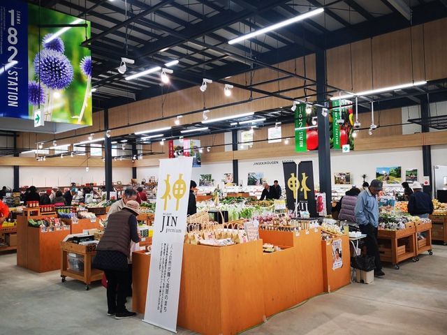 2019年11月にリニューアルした産直所。地元の野菜や果物、特産品の神石牛など、充実した品揃え。_道の駅 さんわ182ステーション