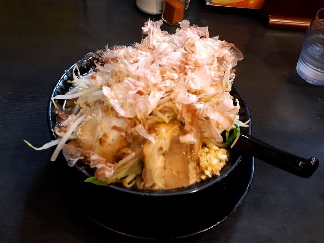 麺少なめ(ゆで卵おまけ)・野菜増し・かつお節増し_楽人 津新町
