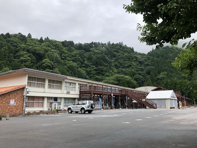 旧政所中学校校舎を利用した施設です。_道の駅 奥永源寺渓流の里