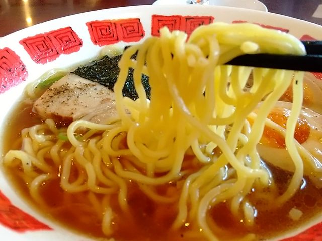 味玉ラーメンの麺リフト_バーミヤン 足立保塚店