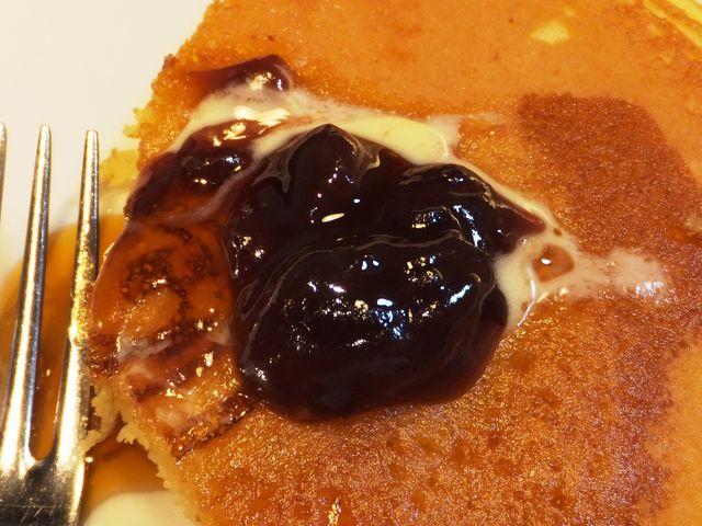 ホットケーキに小倉あんを乗せた状態。_港屋珈琲 名張店