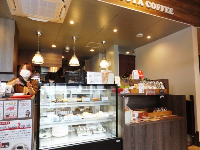 受付カウンター:セット用ケーキや、テイクアウトのスイーツが並んでいます。_港屋珈琲 名張店