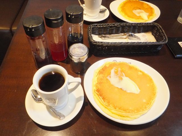 モーニングセット(ホットコーヒー):3種類のソースとシナモンシュガーが楽しめます。_港屋珈琲 名張店