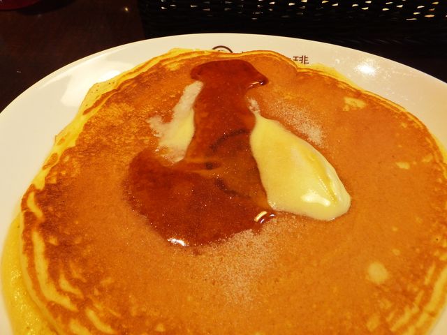 ホットケーキにメープルシロップとシナモンシュガーをかけた状態。_港屋珈琲 名張店