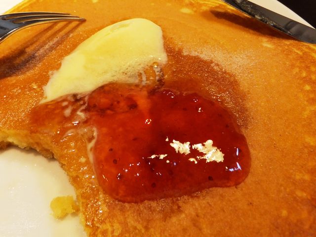 ホットケーキにいちごジャムをかけた状態。_港屋珈琲 名張店