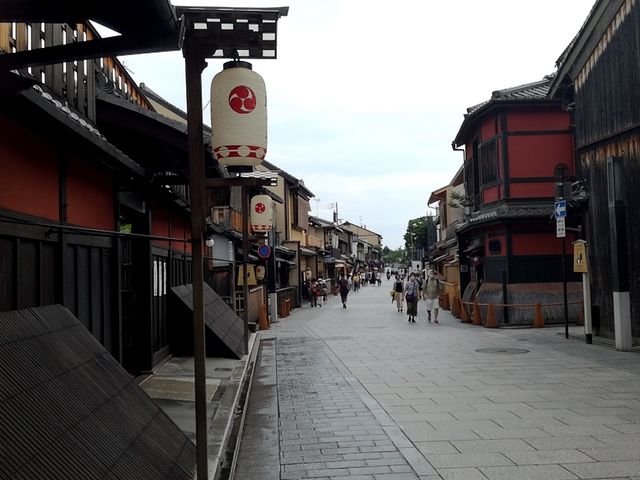 祇園通り、休日の祇園祭の昼間で、です。_祇園