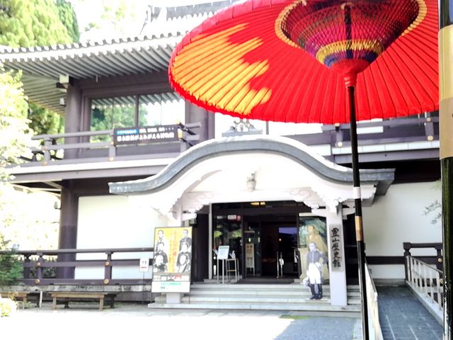 この椅子で休みましょう。_幕末維新ミュージアム「霊山歴史館」