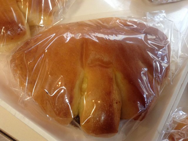 丁寧に個別包装されたクリームパン_神楽坂 亀井堂