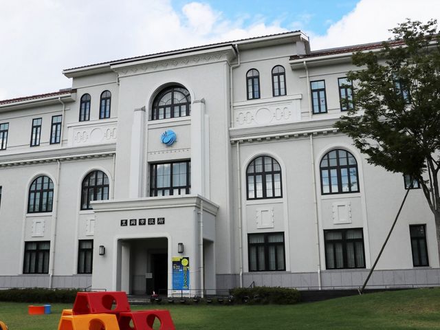 稽古堂の前は芝生広場。_豊岡稽古堂