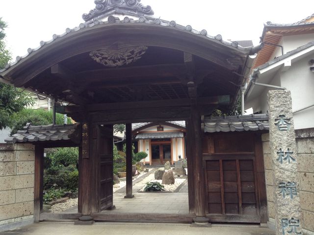 山門からいい雰囲気_香林院