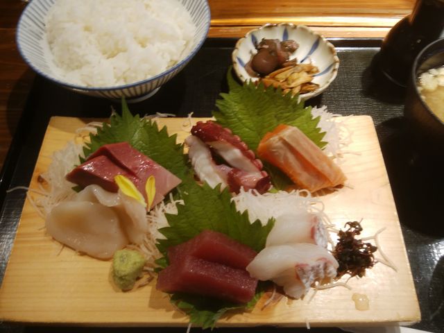 「並刺身定食」です。本当に美味しそうです。ワクワクします。_板前がいる町の酒場 庄や 神田東口店