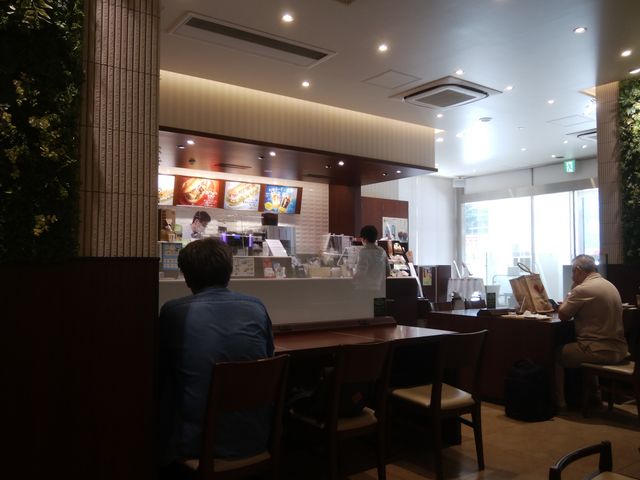 店内は明るく綺麗です。_ドトールコーヒーショップ神田中央通り店