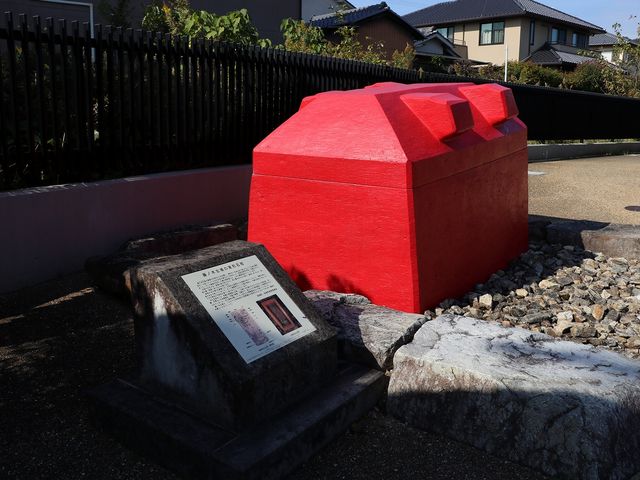 外にあるレプリカ。館内では石棺の内部のレプリカを見ることができます。_史跡藤ノ木古墳