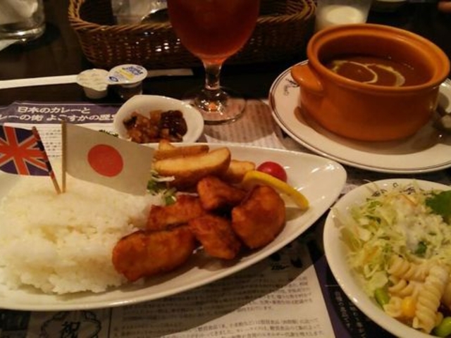 魚のフライが乗ります。_横須賀海軍カレー本舗