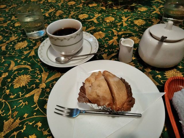 香り高いコーヒーと優しい味わいのマロンパイで極上のひととき。ケーキセット850円_啄木鳥