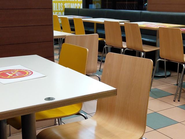 テーブル席_マクドナルド静岡安倍街道店